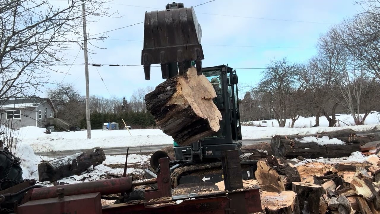 Splitting an loading up the Berry Splitter#Firewood#novascotia#canada 