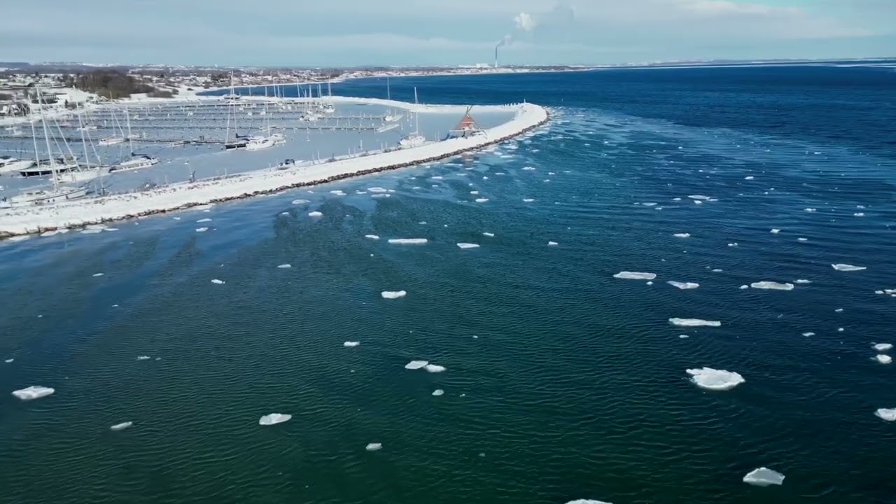 Iskolde Egå med små isflager