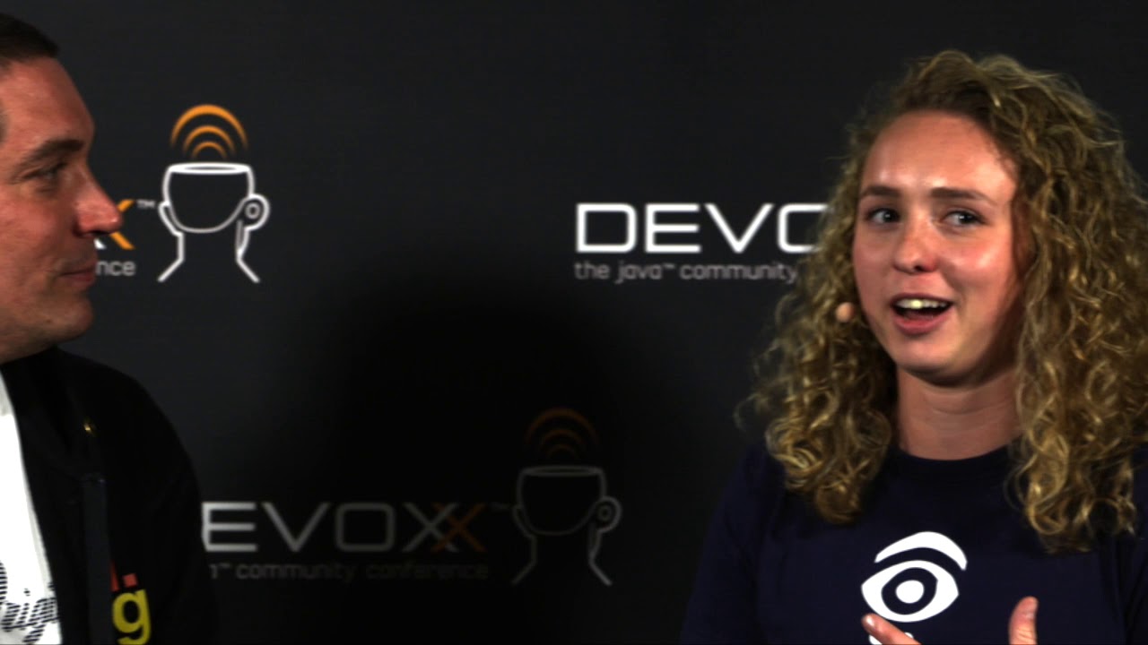 Grace Jansen discusses reactive systems and honey bees with Bert Jan Schrijver at Devoxx BE