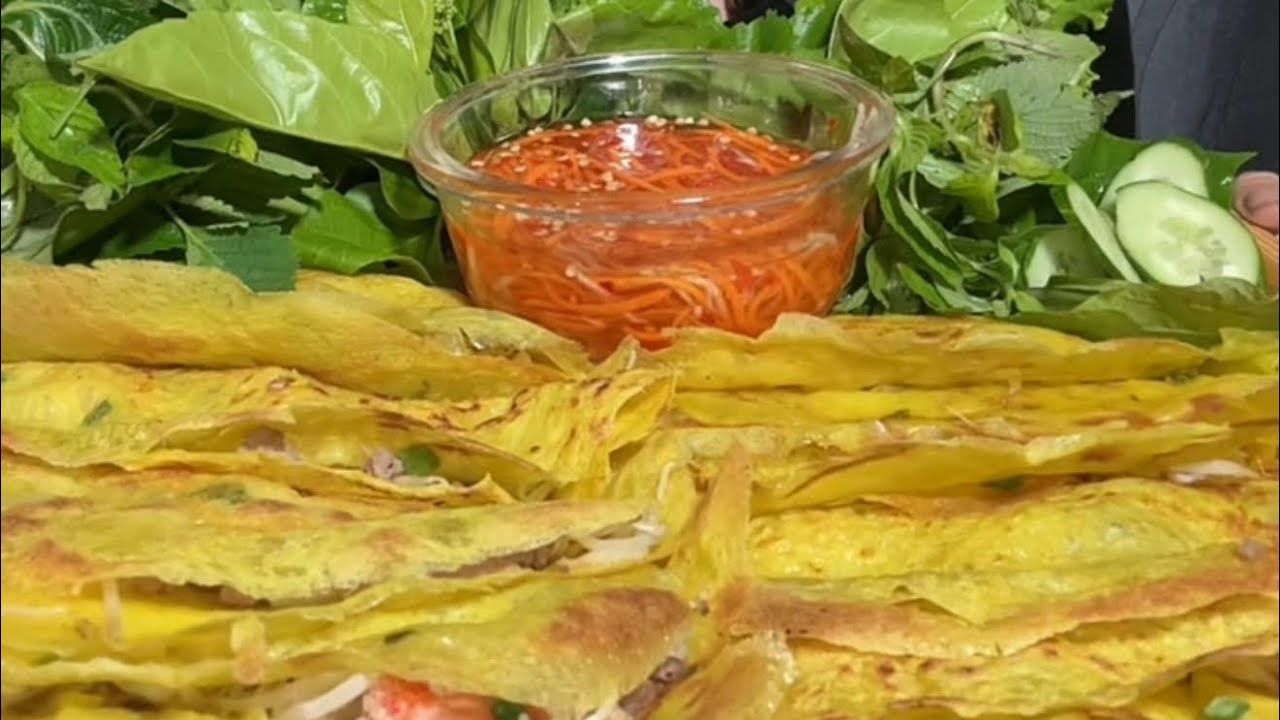 Bánh xèo ăn với rau rừng