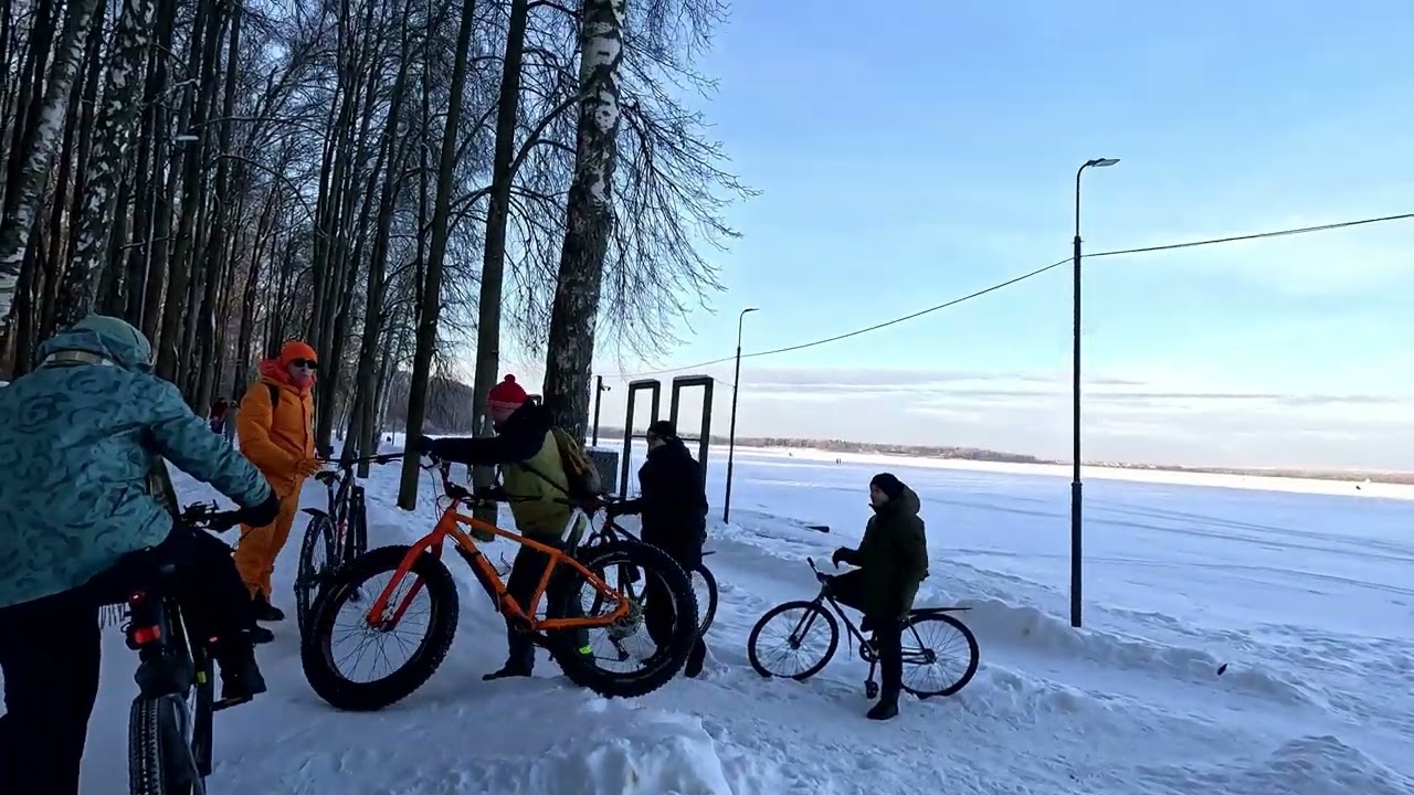 Я на фэтбайке еду с друзьями по зимней набережной в Солнечногорск.Стоит отличная солнечная погода.