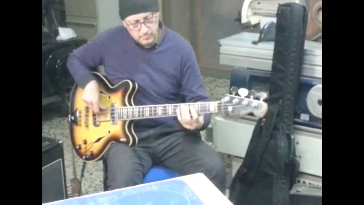 Dario Deidda al lab. YY Handmade Instruments di Ivo Cracas