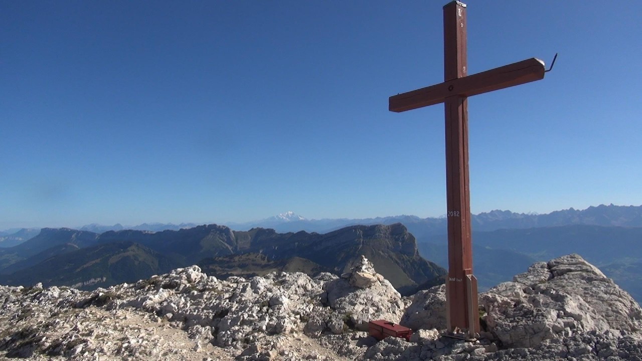 Le plus haut massif de la Chartreuse est le CHAMECHAUDE 2082