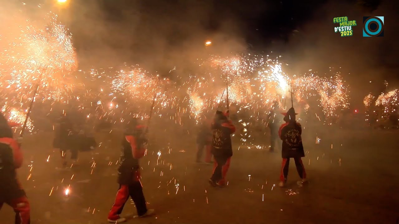 El correfoc infantil més matiner de la Festa Major rega carrers i places de foc i espurnes