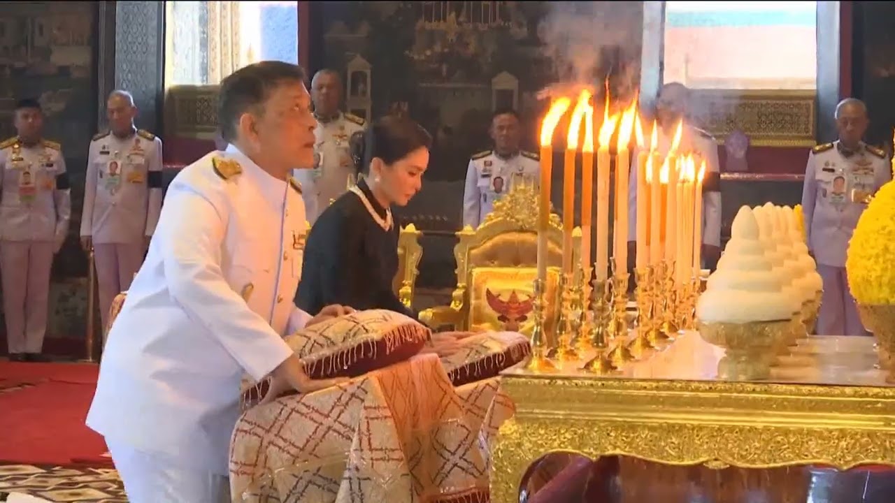 ในหลวง-พระราชินี เสด็จฯทรงเปลี่ยนเครื่องทรง ถวายพระพุทธมหามณีรัตนปฏิมากร  วันที่ ๔ มีนาคม ๒๕๖๙