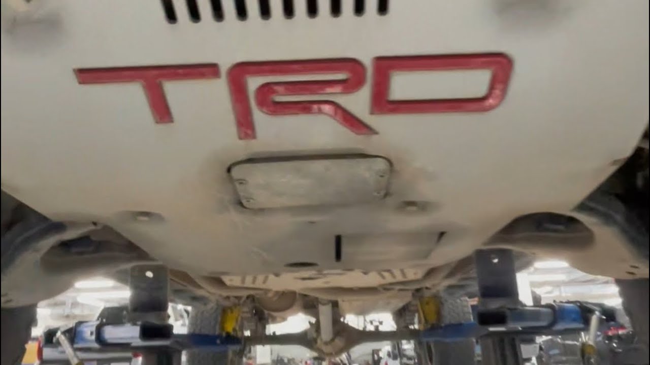 Обслуживание раздаточной коробки и переднего дифференциала на Toyota Tacoma 2020 года выпуска с п...