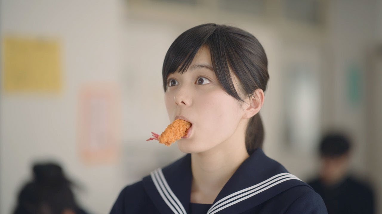 紺野彩夏、セーラー服姿で“早食い”や“早着替え”に挑戦　『さくらインターネット』学園ショートムービー「はやいよ、さくらちゃん」