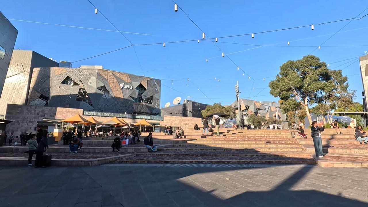 ⁴ᴷ⁶⁰ Walking Melbourne, Australia: Swanston Street from Fed Square to La Trobe Street