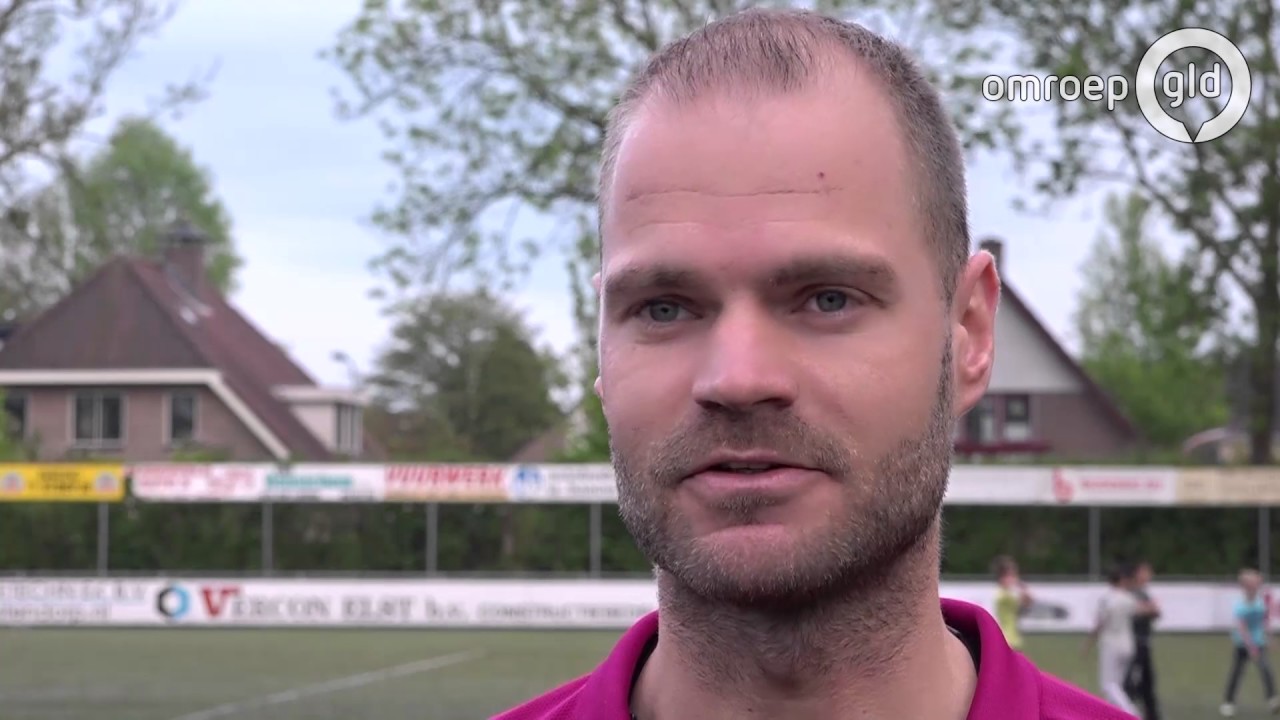 Meeluisteren met scheidsrechter Rob Dieperink uit Borculo tijdens wedstrijd Tweede Divisie