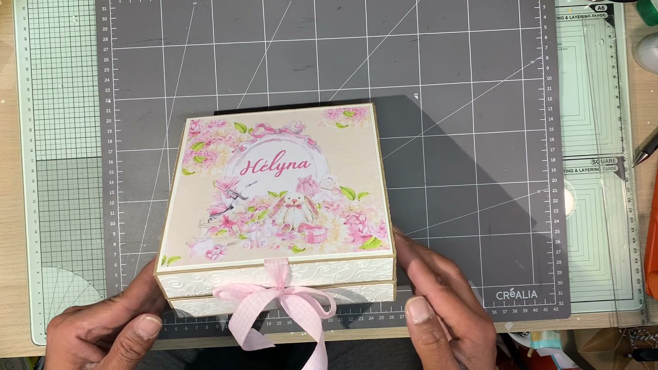 Présentation d’un #minialbum de #naissance dans sa #boite de #15x15 .