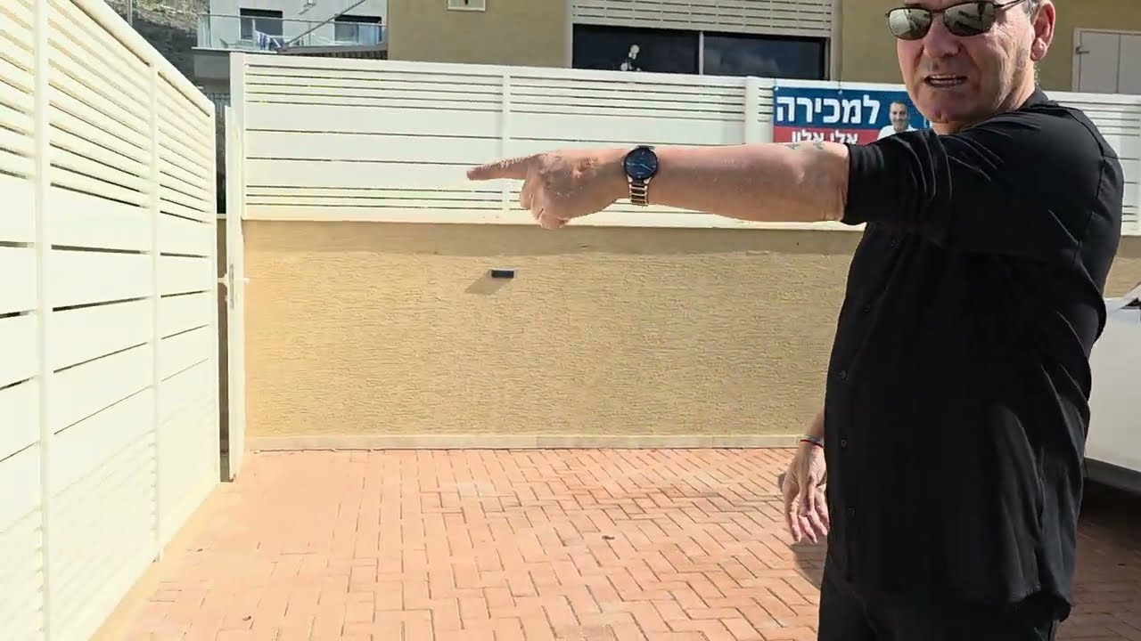 אלי אלון בית ענק 5 חדרים במפלס אחד על מגרש ענק 550 מטר,מחולק לשתי דירות.