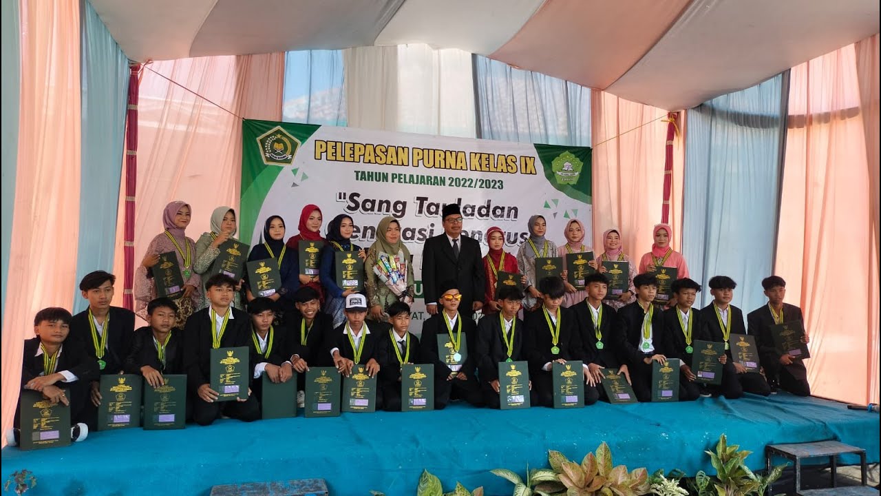 PROSESI WISUDA KELAS 9D SISWA MTS NURUL ULUM JEMBAYAT 2023