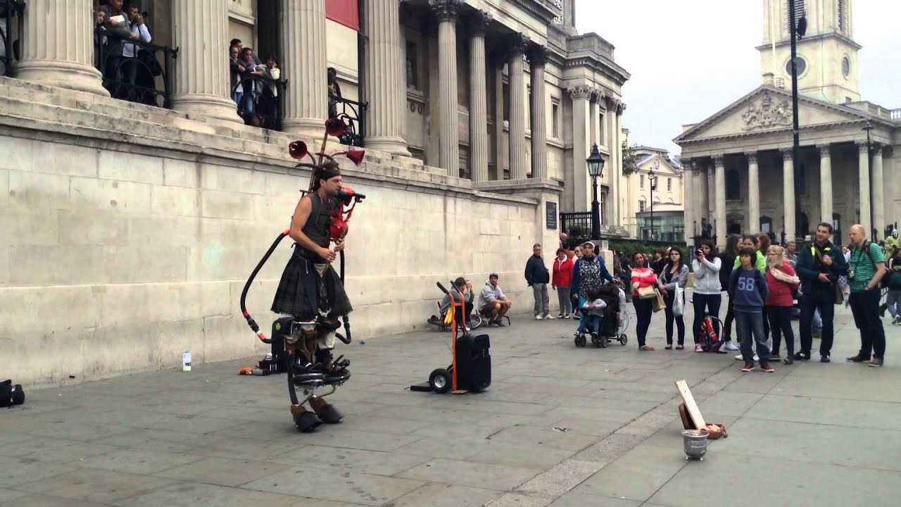 Jamus Pajamas &ndash; Beatboxing bagpiper on stilts