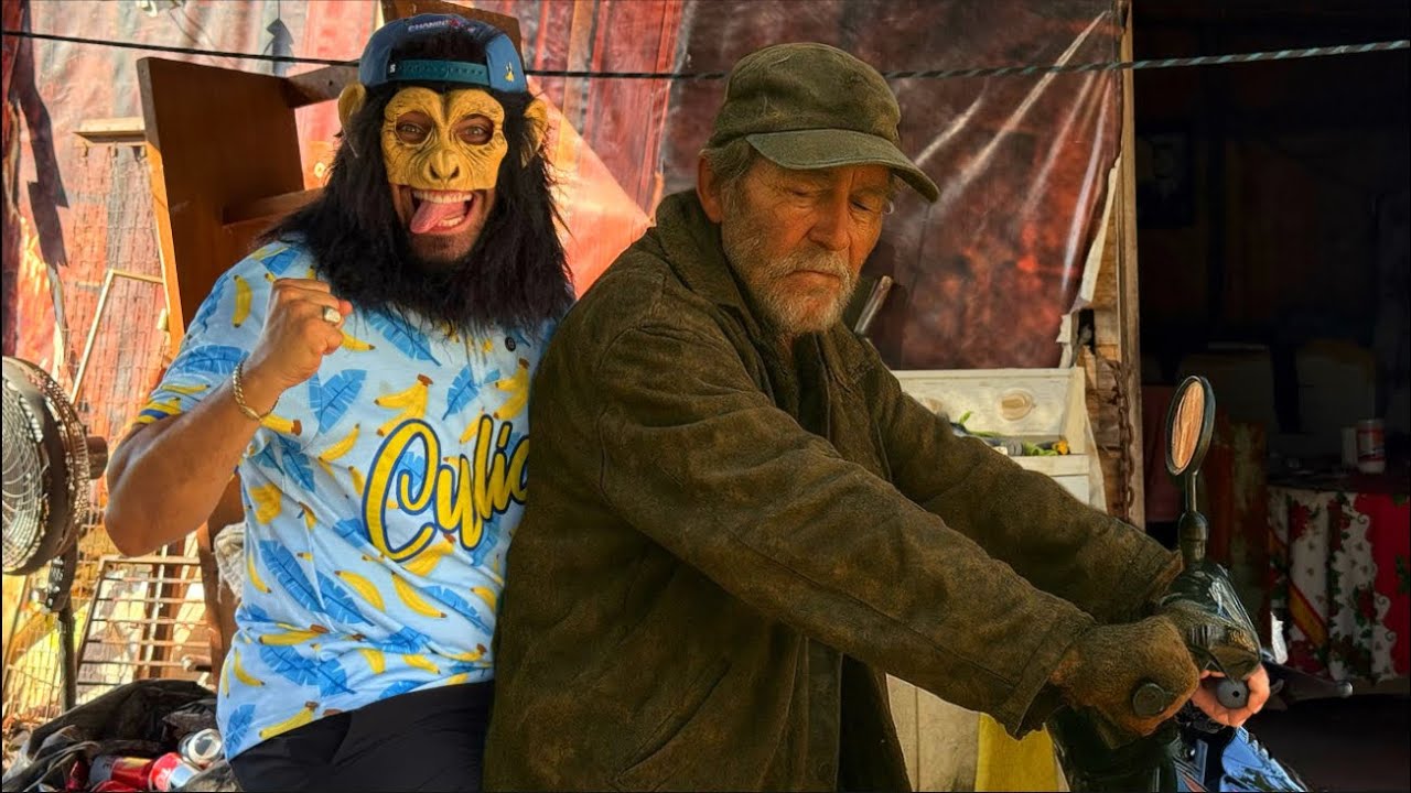 Le regal&eacute; una moto a un pepenador de la basura. / chango 0te