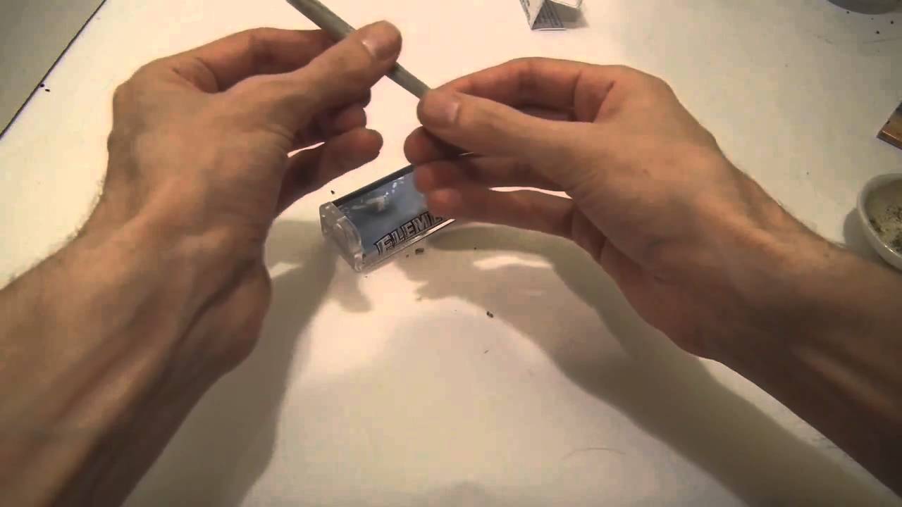 Rolling a joint with a rolling machine - Elements brand -single skin