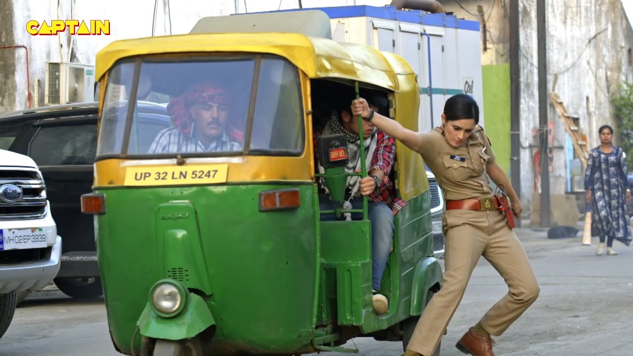Mira ने अपने हाथ से ऑटो को रोक कर बचाई लड़की की जान || Maddam Sir