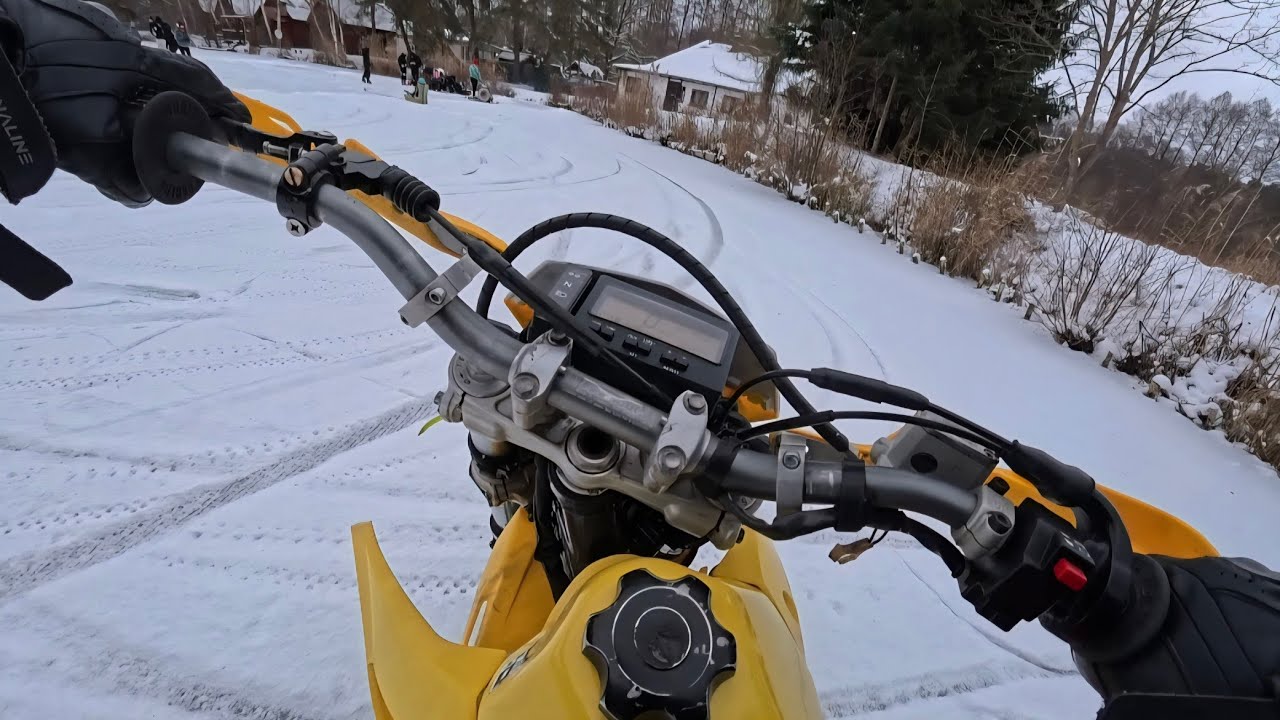 Kolce w oponach i zimowe latanie Enduro po lodzie. SUZUKI DRZ 40O
