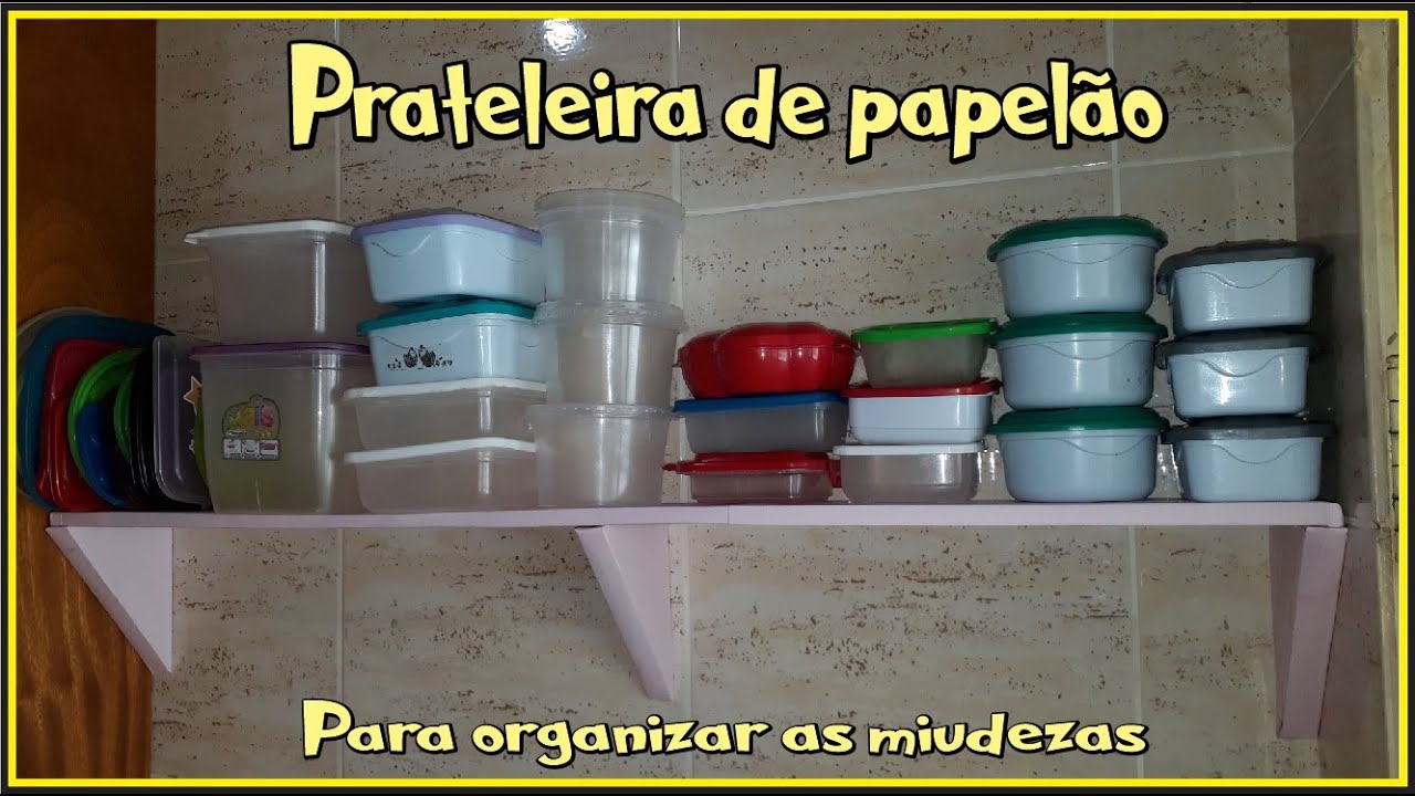 Prateleira de papelão pra organizar miudezas em geral.
