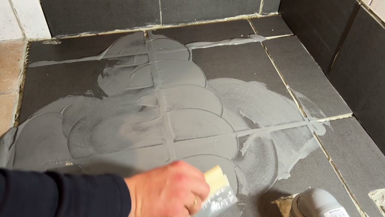 Fliesen: Fugen auffüllen (einschlemmen) und Schleier entfernen (sauberwischen) Heimwerker Anleitung