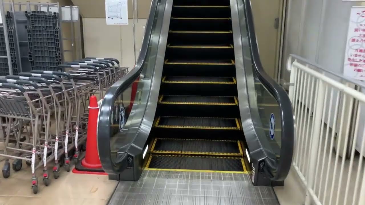 【日立】1X エスカレーター コープさっぽろエルフィン店  1X escalator Coop Sapporo Elfin supermarket Sapporo Hokkaido Japan