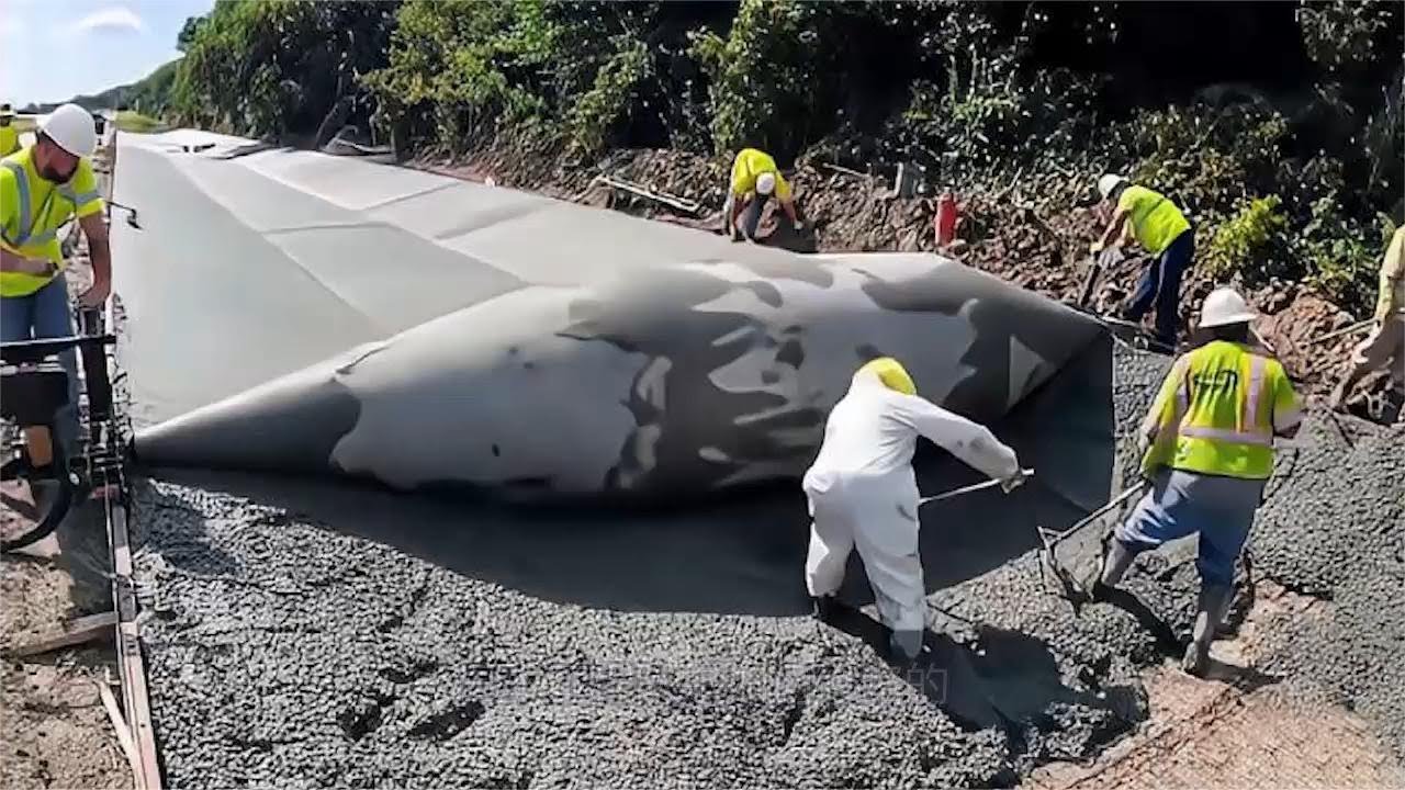 日本工程队是如何修路的？见到他们的修路设备，真是开眼了