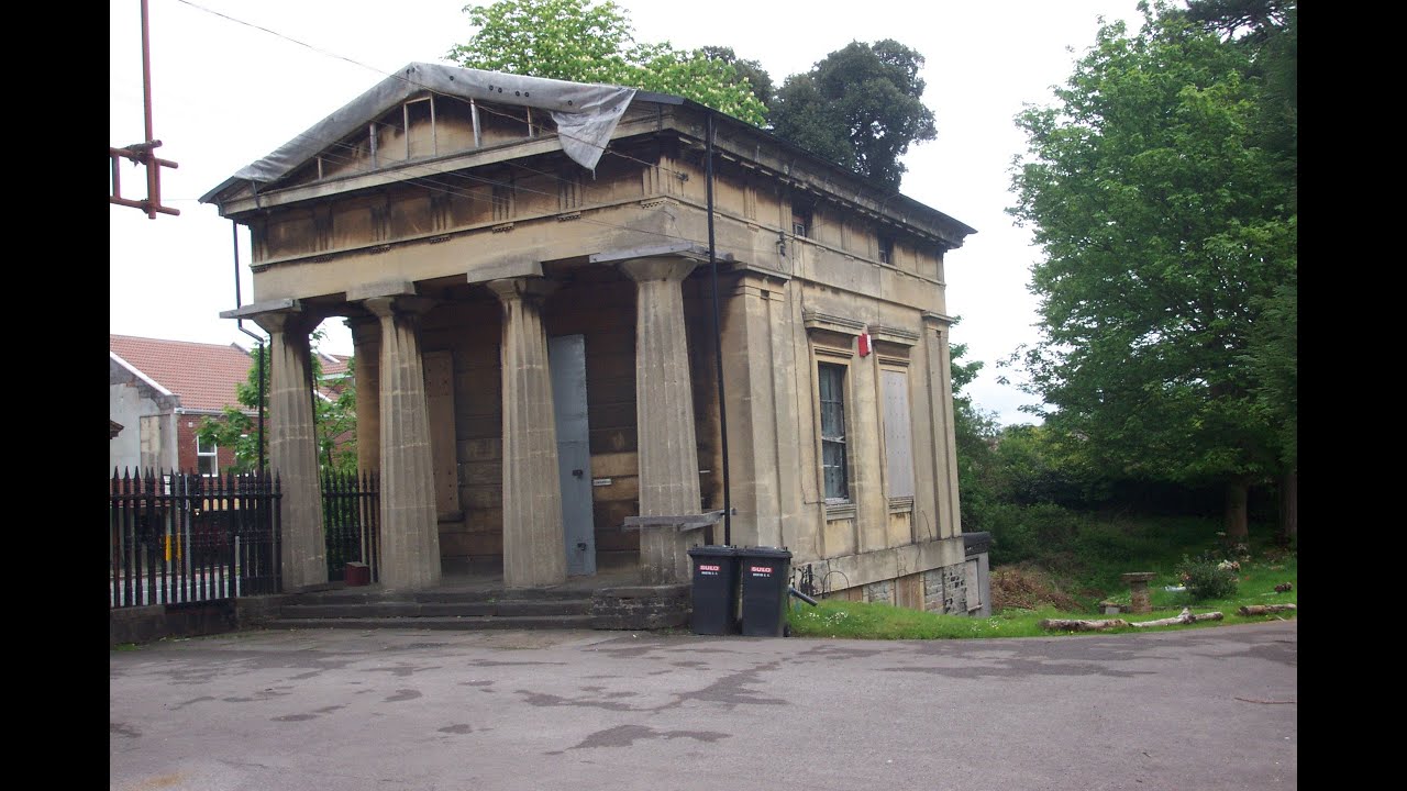 Arnos Vale Cemetery, Bristol.  Slideshow of Photos from 2003, 2004, 2011.