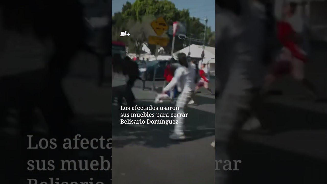 Desalojados avientan cosas a la policía