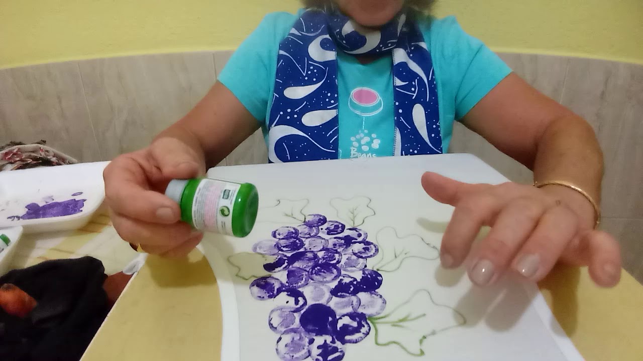 Pintando com cenoura um cacho de uva.