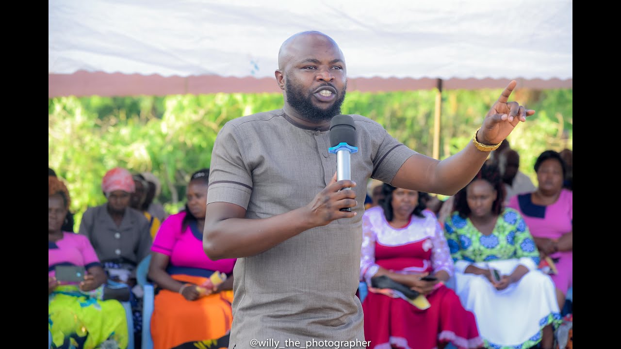 EV JOHN KAY PERFORMING VINYA WA KUMANYA AT FAITH MULEI DAD'S BURIAL