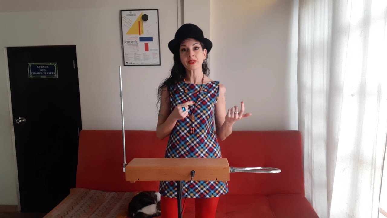 EPISODIO 4 ⚡️ ¿Cómo es mejor tocar el #theremin? ¿Sentado o parado?