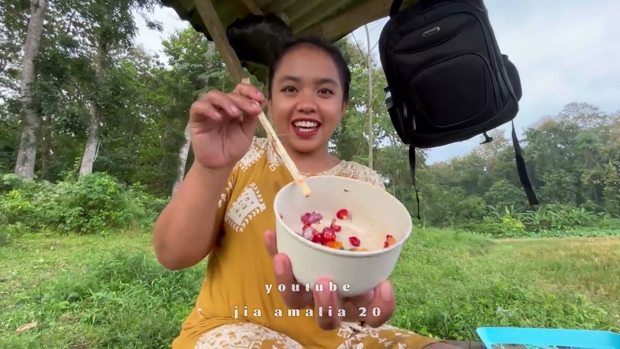 masak di alam terjebak hujan deras , berteduh di pondok tepi hutan