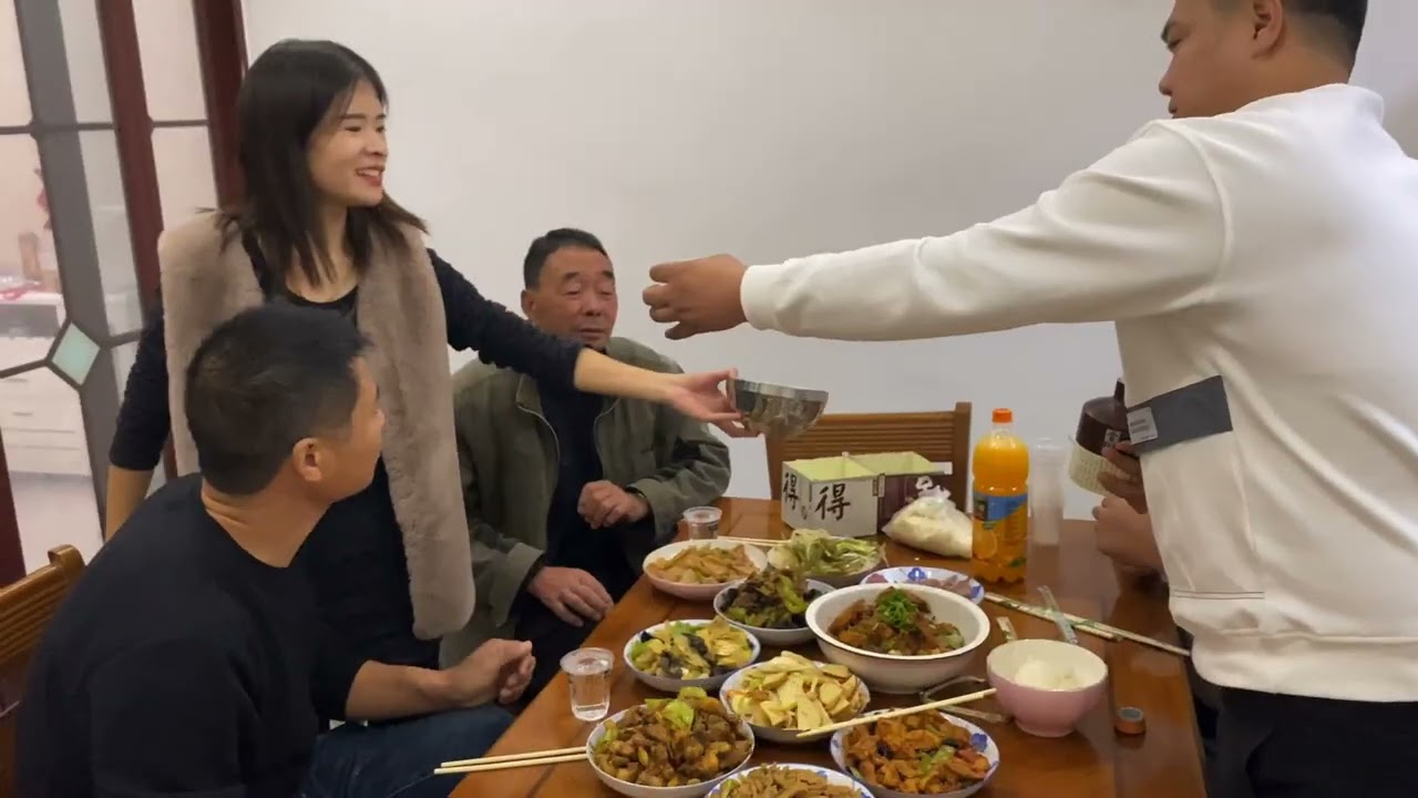 婆婆今天过生日，公公亲手做了一大桌菜，儿媳  咱爸真有情调