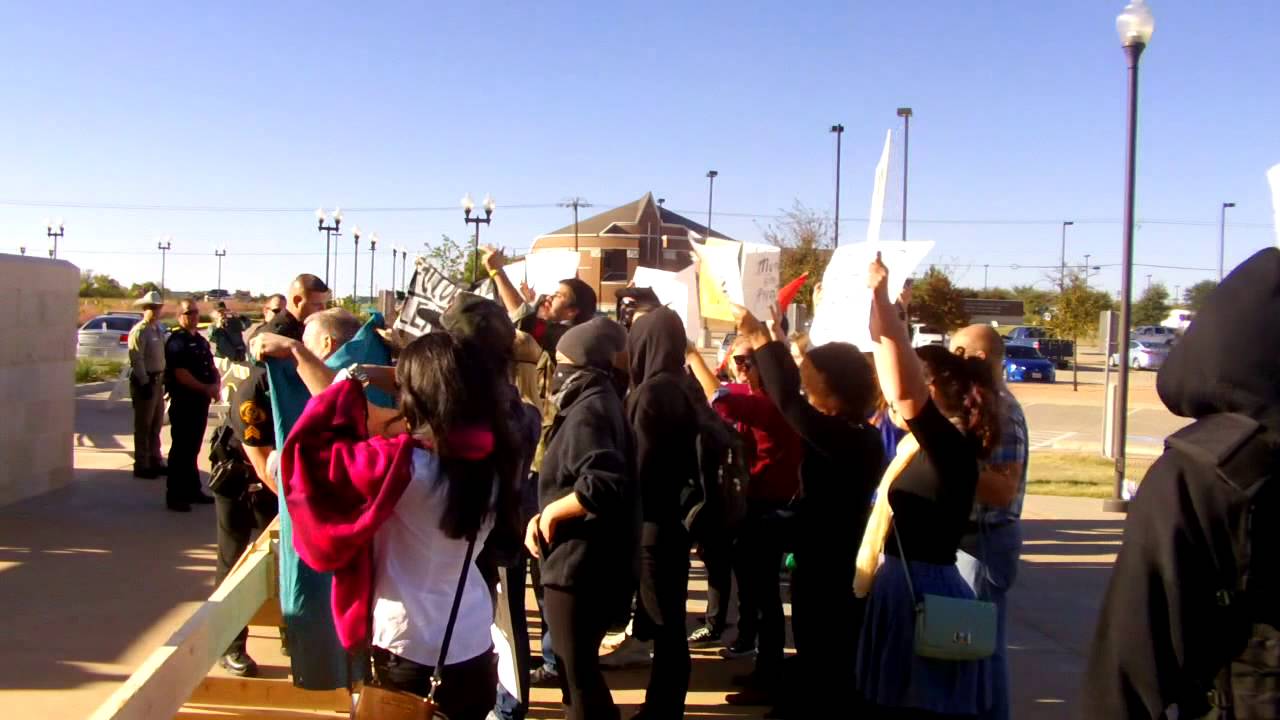 Antifascista Storm The Barricades   Face Off With Neo Nazis