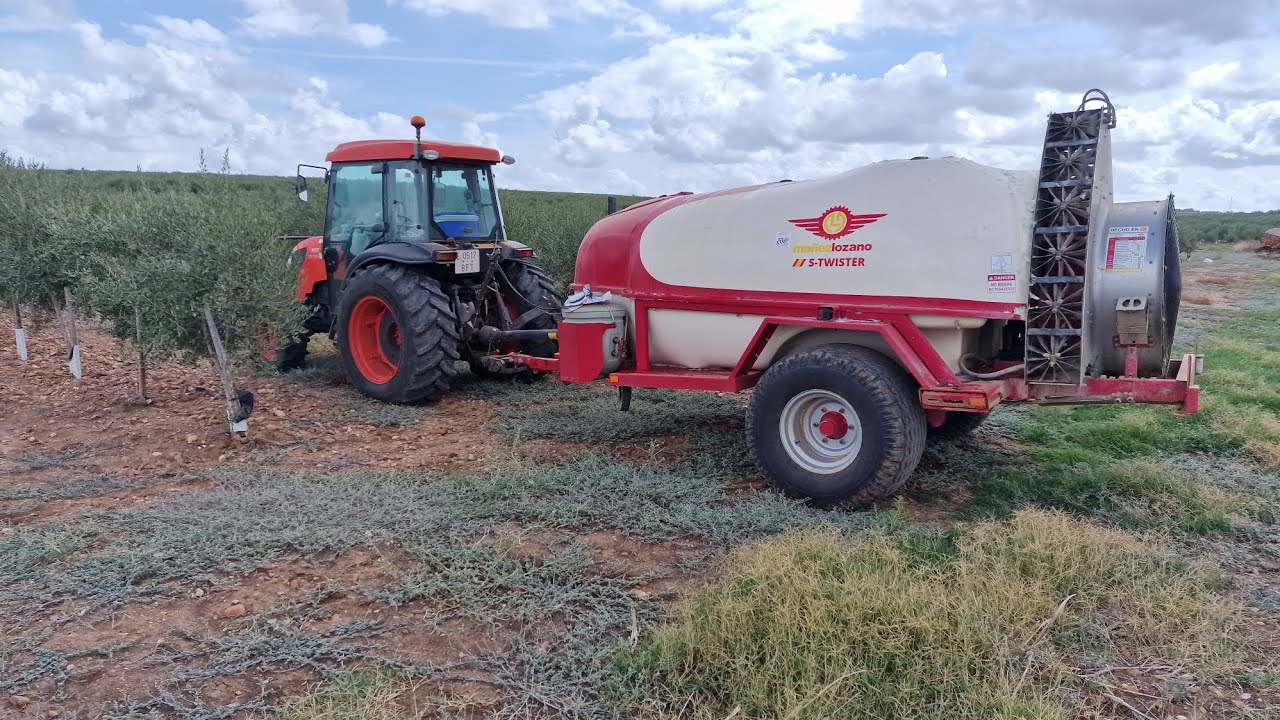 Sulfatando olivos con el kubota 8540 narrow, Ma&ntilde;ez y Lozano de 4000 litros