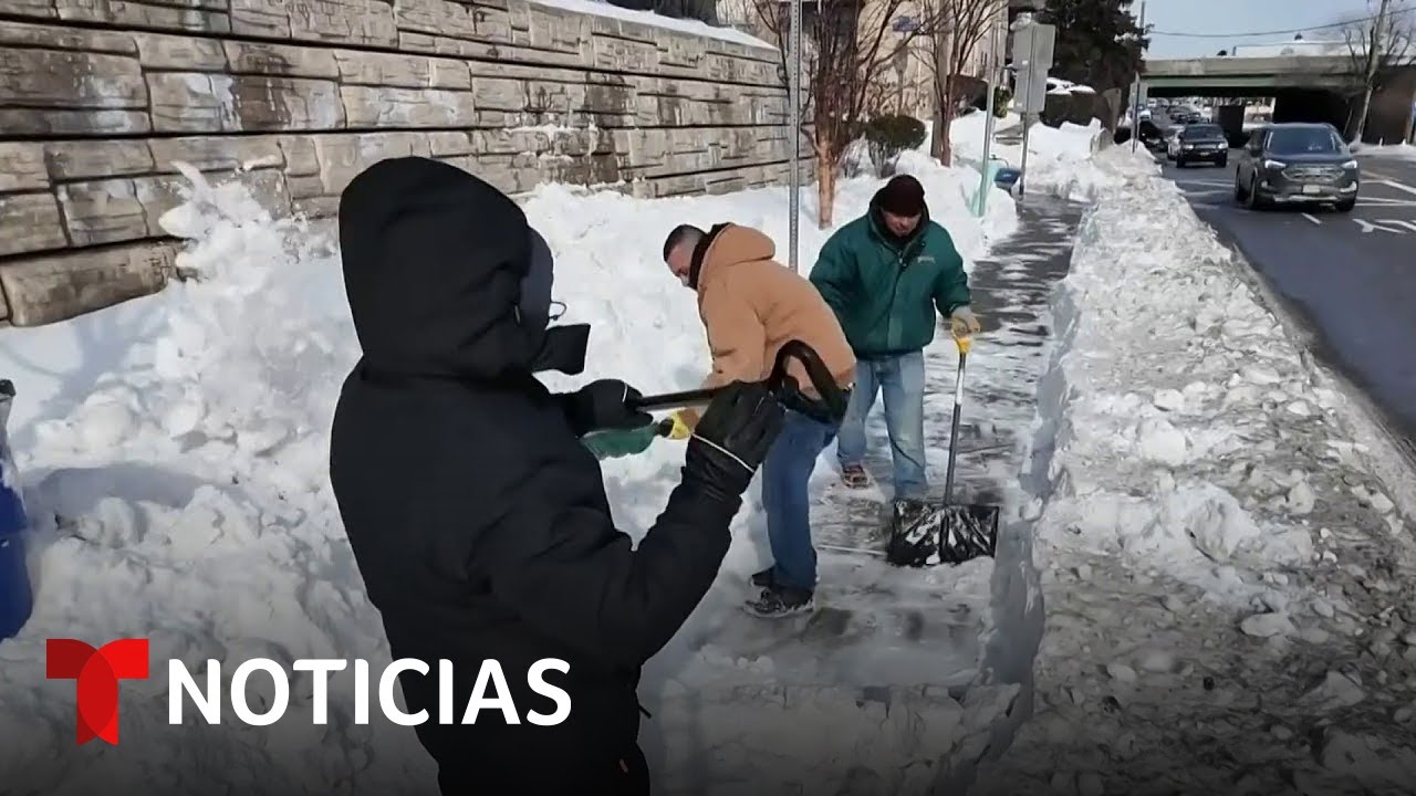 Ofrecen hasta $30 por hora para palear la nieve acumulada en Nueva York tras la tormenta invernal