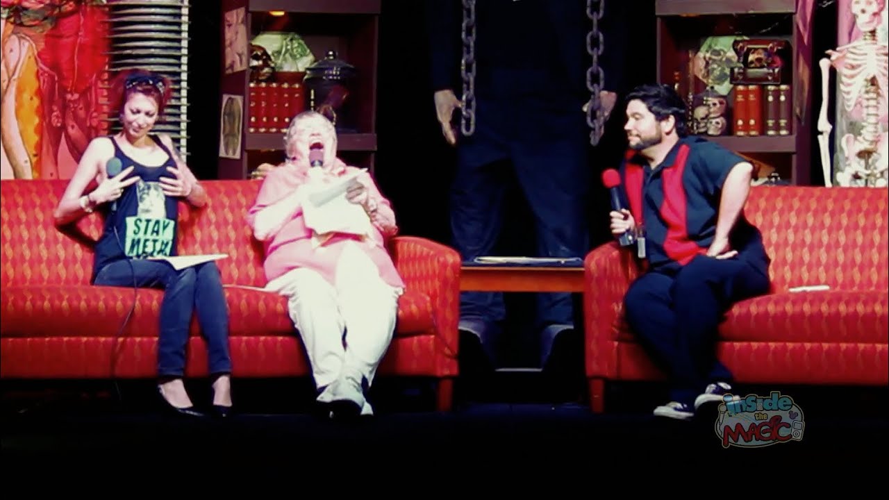 Ursula voice Pat Carroll reads The Little Mermaid script with Spooky Empire attendee as Ariel