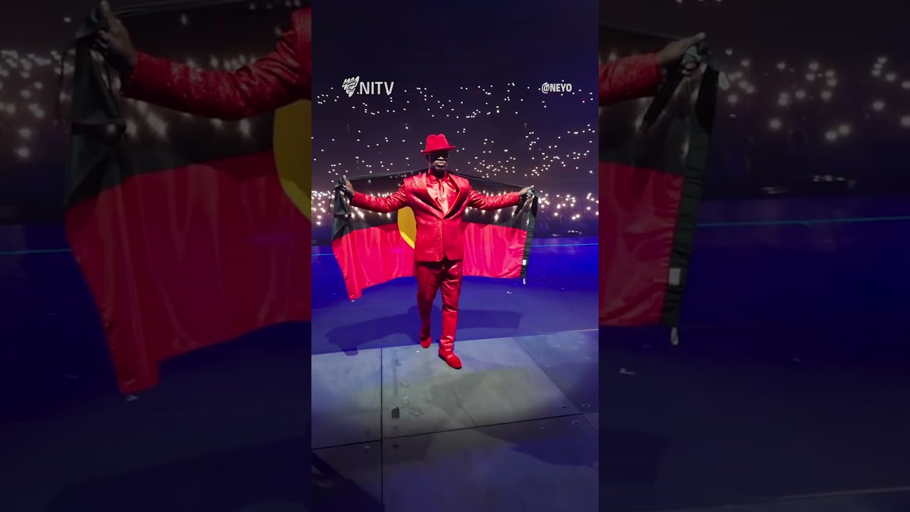 Crowd goes wild as US star NE-YO reps the Aboriginal flag on his Australian tour #neyo #aboriginal