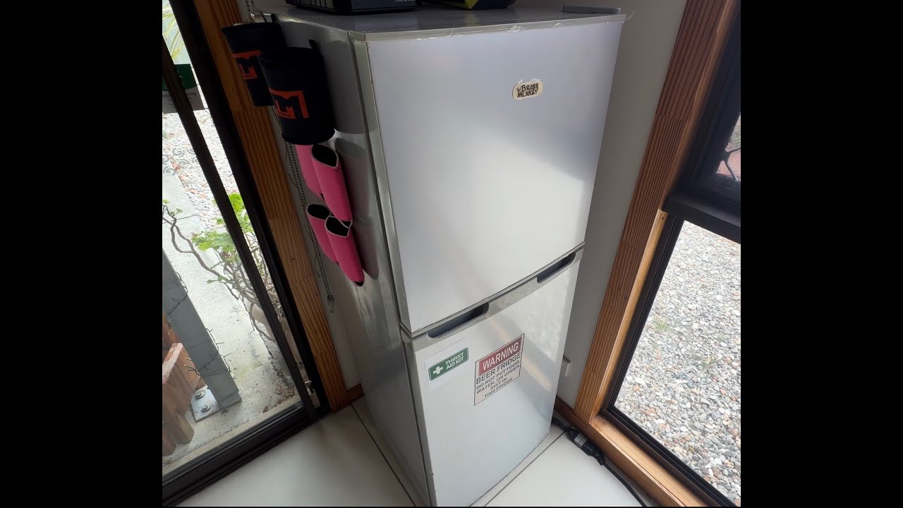 Вертикальный холодильник Brass Monkey объемом 138 литров после 5 лет эксплуатации.