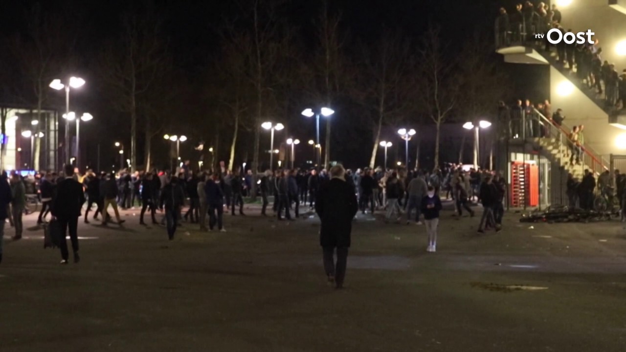 Politie houdt vijf verdachten aan na rellen rondom Grolsch Veste