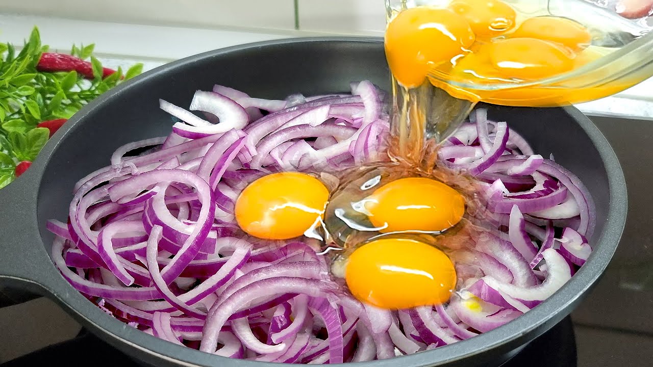 Просто вылейте яйцо на лук🔝 Это так вкусно, что я готовлю его почти каждый день! 😋