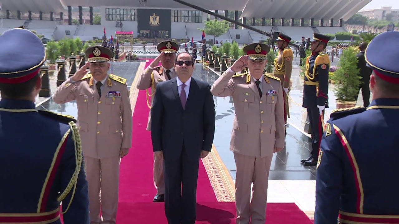 الرئيس عبد الفتاح السيسى يضع إكليل من الزهور على قبر الجندى المجهول بمناسبة الذكرى 36 لتحرير سيناء