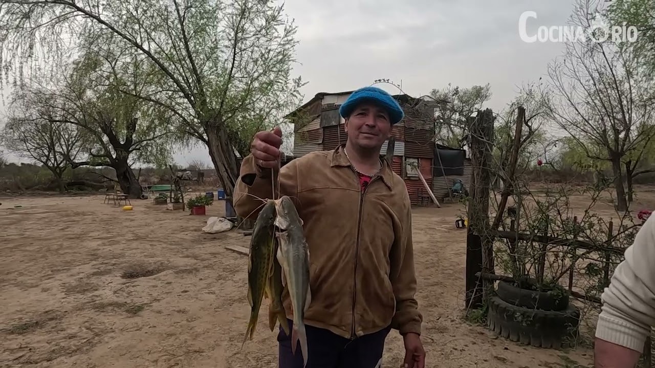 Pescador con espinel y cantor del Paraná