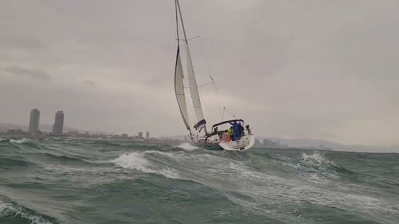 Prácticas de VELA alumnos PER. Con 30 nudos de viento. [ESCOLA PORT]