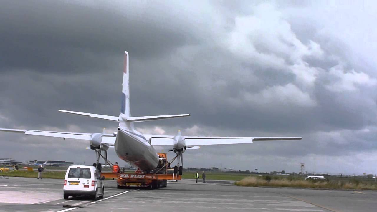 Fokker F27 PH-NIV op transport naar geboortegrond