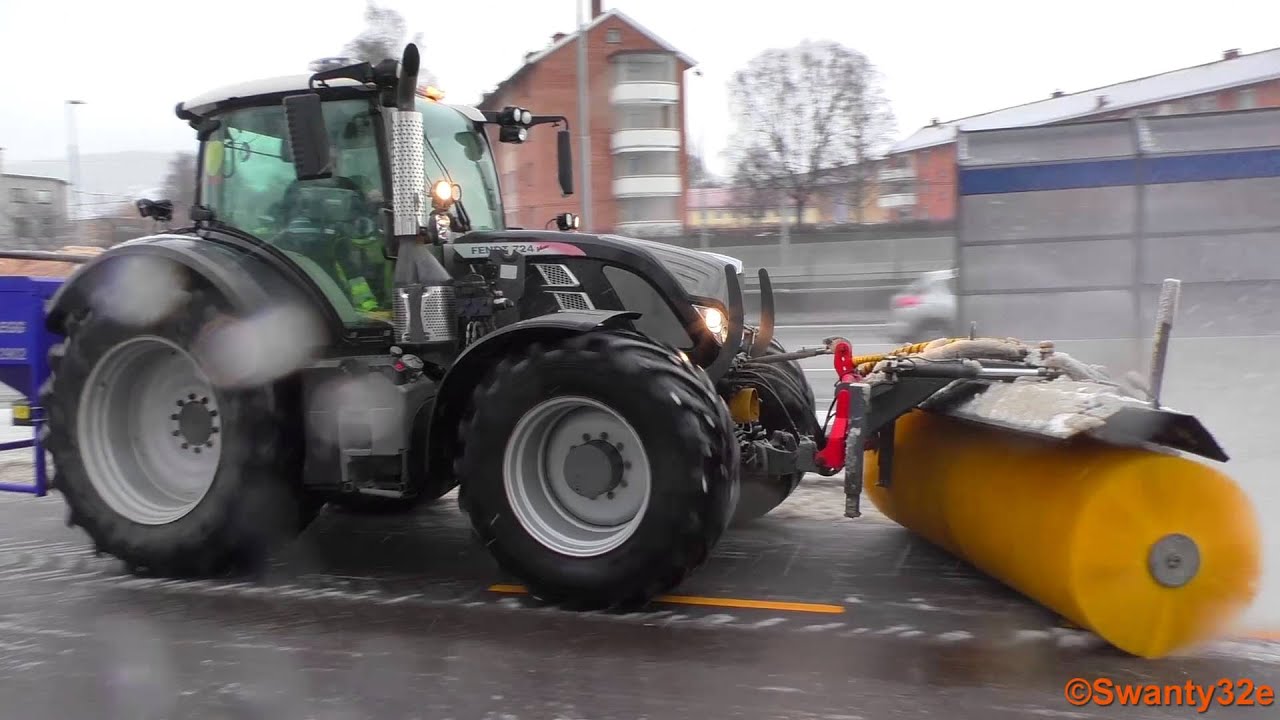 Fendt 724 Vario Sweeping Snow From The Road