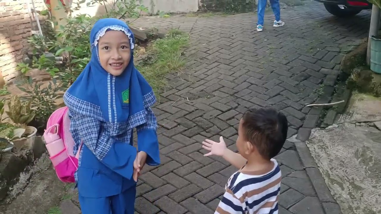 Inara Berangkat Sekolah Diantar Ashraf, Eh Ketemu Katak ! 🐸🎒