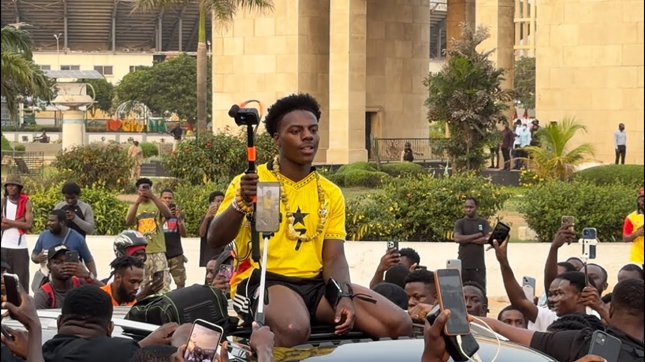IShowSpeed ​​был встречен как герой огромным количеством зрителей в Гане 🇬🇭 вместе с Afronitaa и ...
