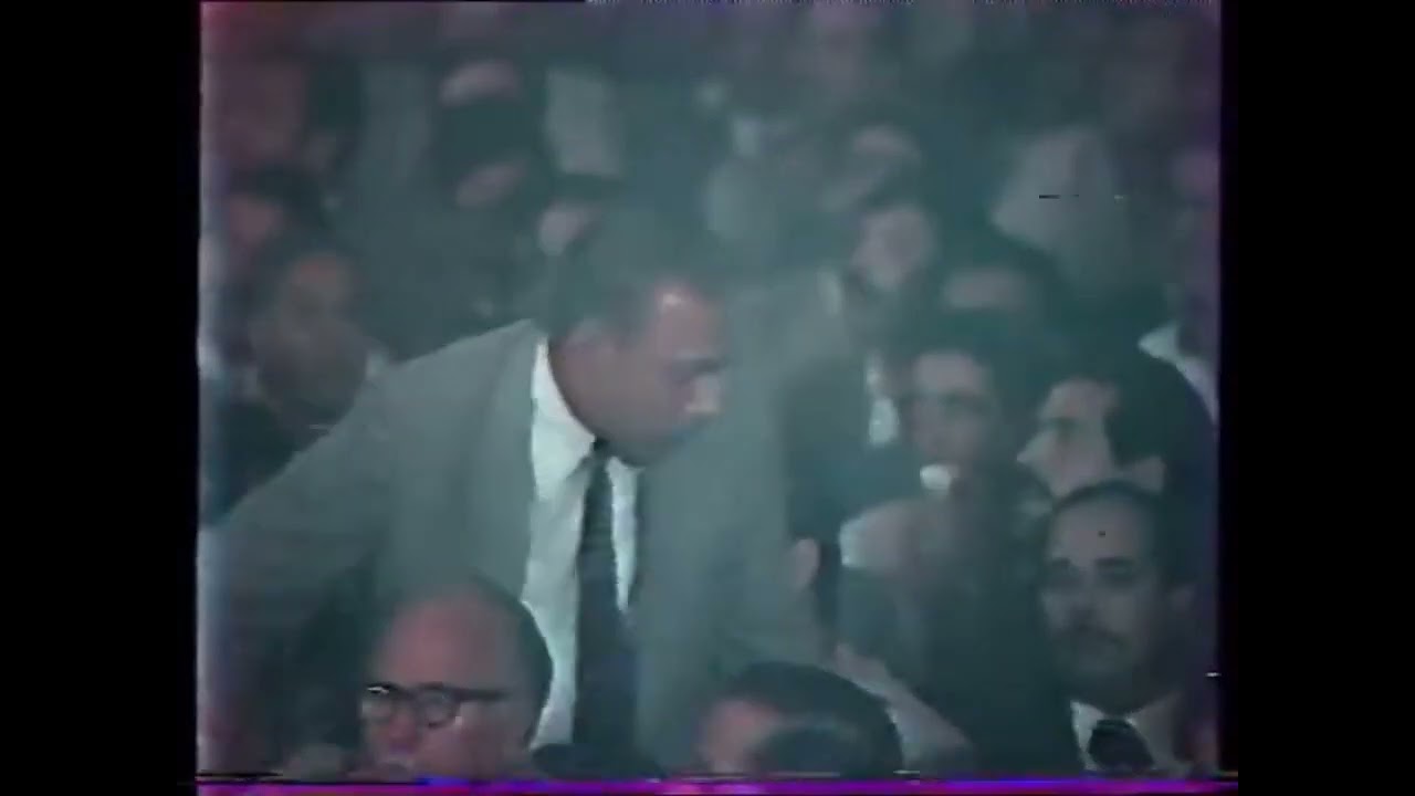 Səddam xainlərə qılıncla hökm oxuyur. Məhz bu xarakterinə görə ona hörmətim var. 22 iyul 1979-cu il.