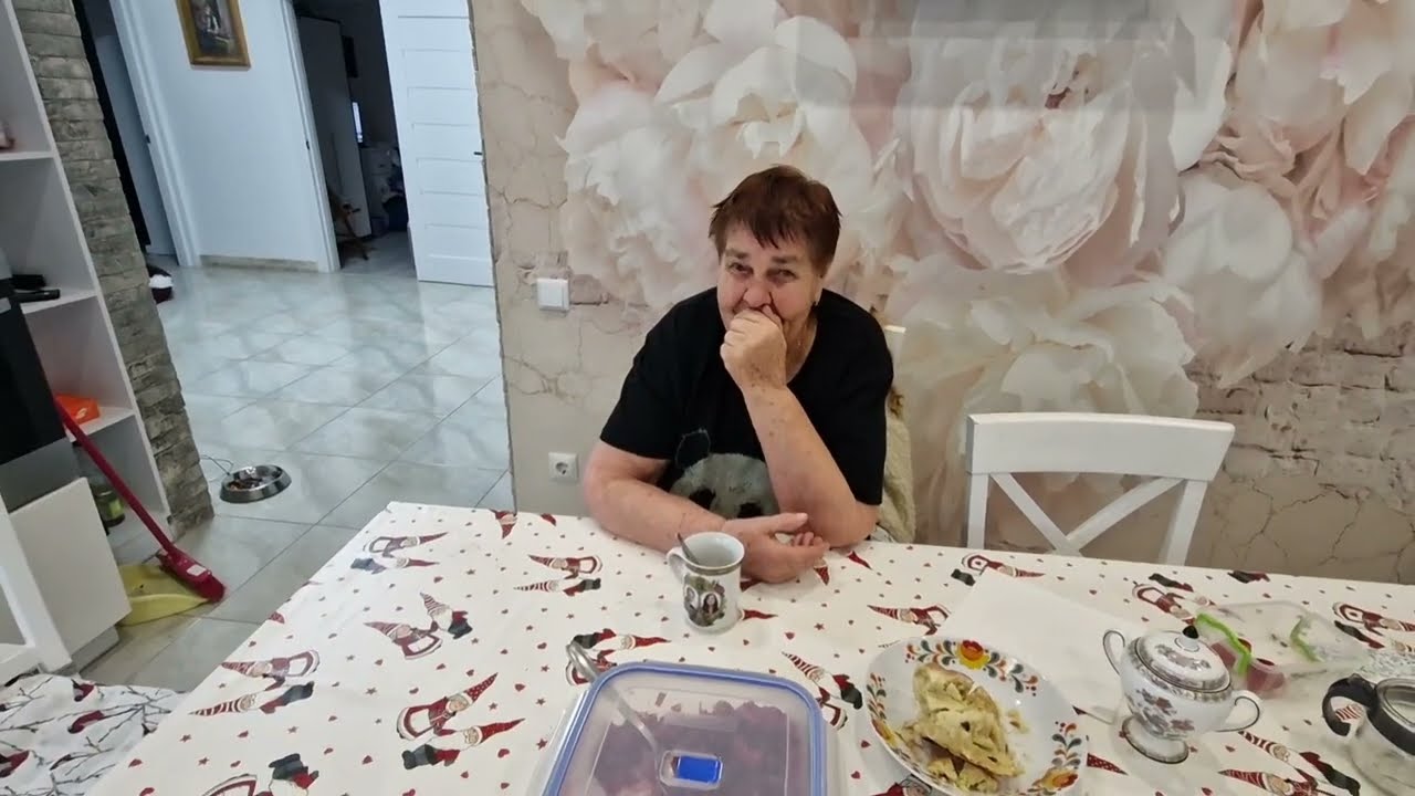 МАМА ПРОСТО ТВОРИТ УЖАСНОЕ
