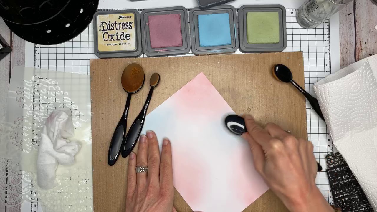 FacebookLIVE - Label met Distress Oxide inkten & DDBD Mask stencils - 8 maart